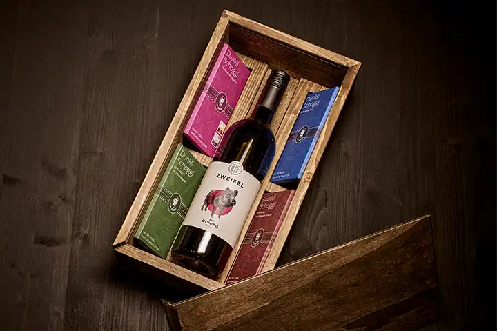 Geschenkset in Holzkiste mit SAM Schoggi und Wein