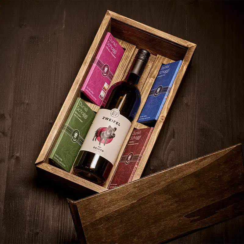 Geschenkset Holzkiste mit SAM Schoggi und Wein