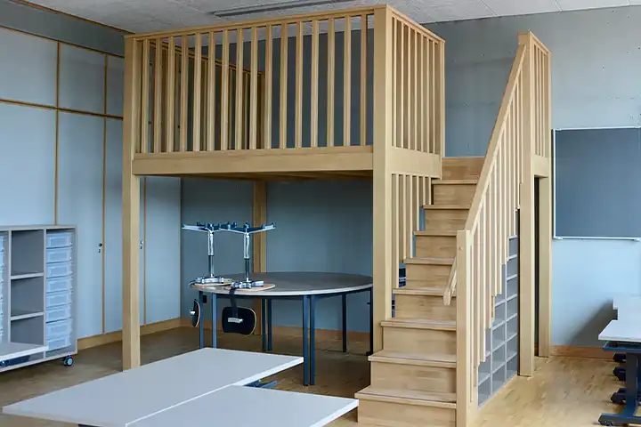 Hochwertiger Hochboden aus Holz in einem Schulzimmer