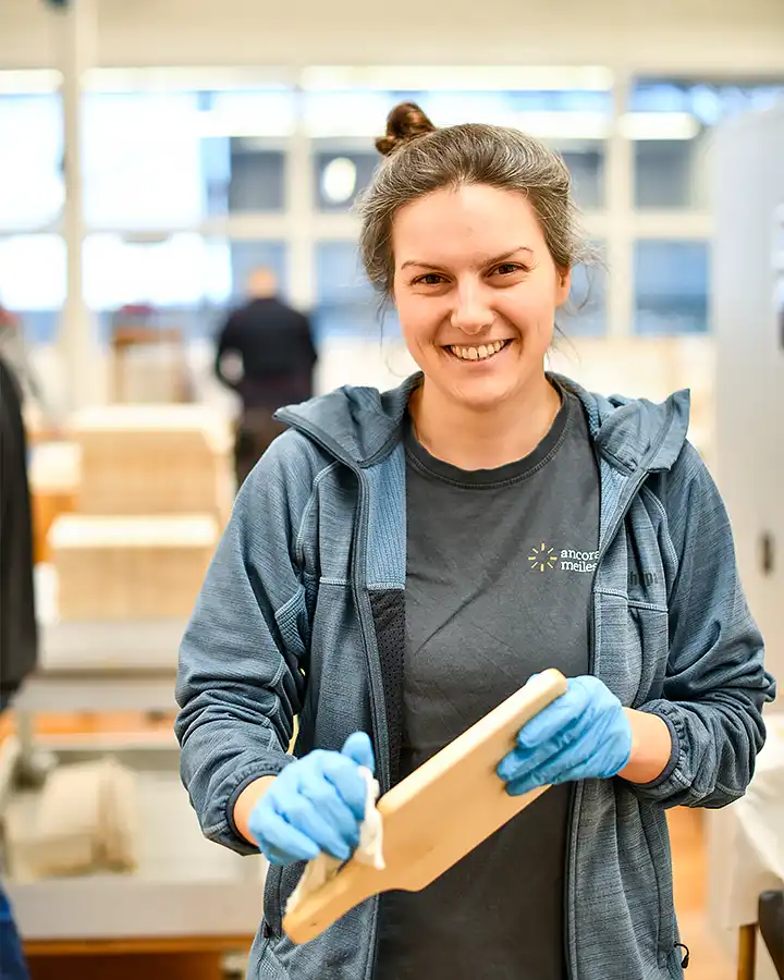 Mitarbeiterin bei der Fertigung von Schneidbrettern aus Holz