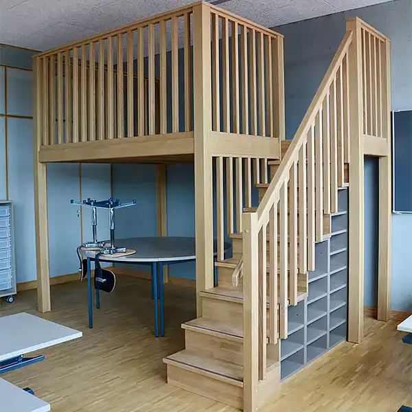 Hochwertiger Hochboden aus Holz in einem Schulzimmer