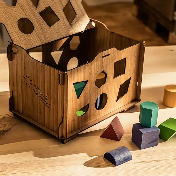 Holzbox zum Spielen mit farbigen Holzklötzen