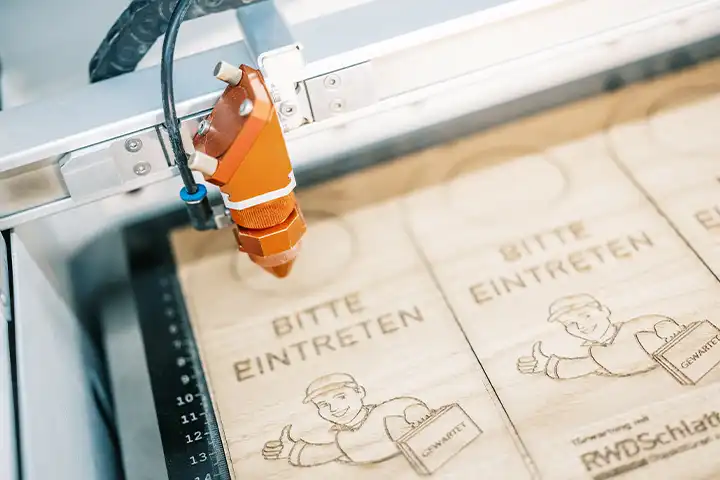 Holz wird gelasert für personalisiertes Produkt