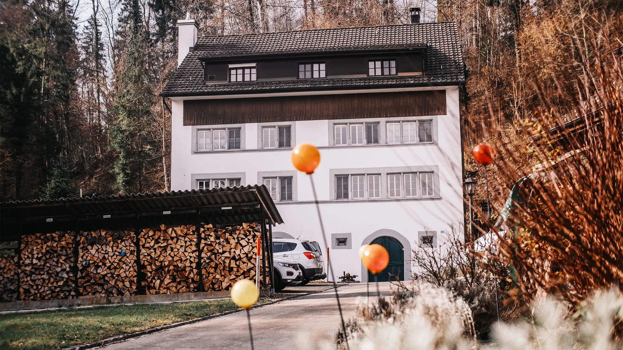 Das Hauptgebäude "Mühle" im Rehazentrum umgeben von Natur