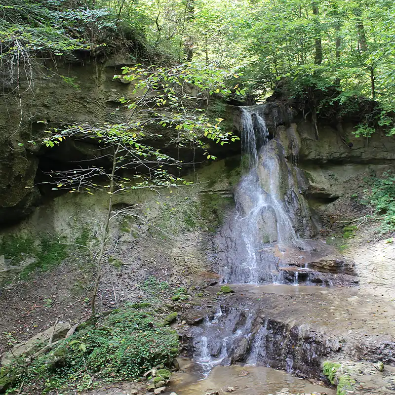 Ruheoase mit Wasserfall mitten im Wald