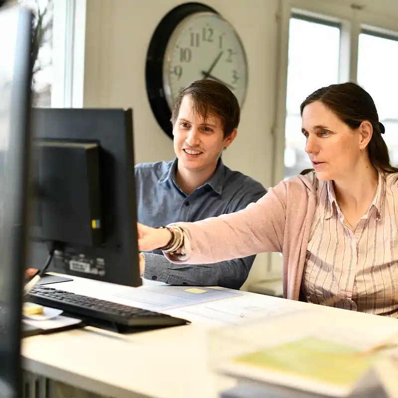 Eine Frau und ein Mann arbeiten zusammen am Computer