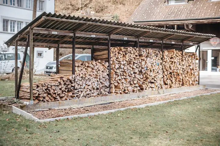 Überdachter Holzstapel im Rehazentrum