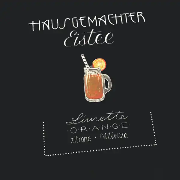 Eine Kreidetafel mit handgeschriebener Aufschrift wirbt für hausgemachten Eistee.