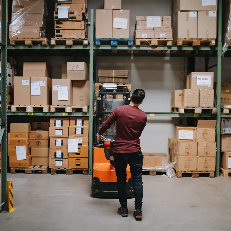 Mann ist mit Stapler in Logistik unterwegs