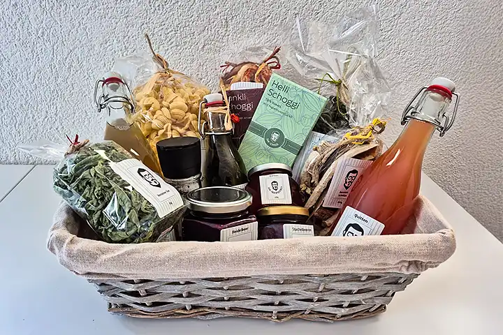 Hübscher Geschenkkorb mit vielen selbst hergestellten Köstlichkeiten