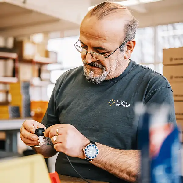 Mann montiert ein Kabel an einer Fassung