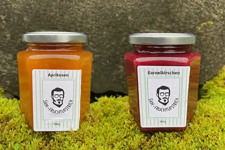 Zwei selbstgemachte Konfitüren in hübschen Gläsern