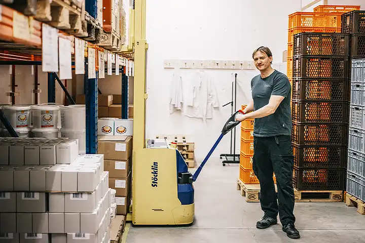 Mann mit Stapler in der Logistik unterwegs