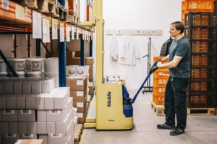 Ein Mann fährt mit einem Stapler in der Logistik