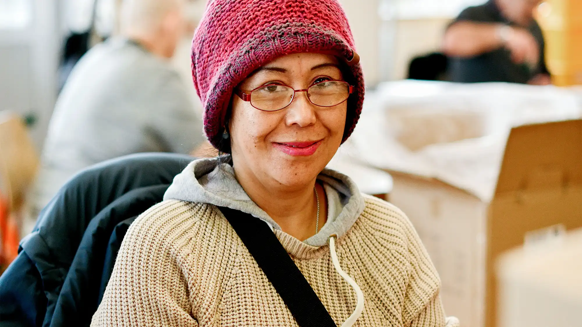 Frau mit rosa Strickmütze