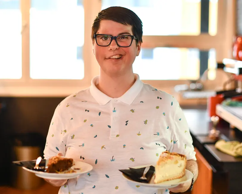 Kuchen wird serviert im Cafe SAM