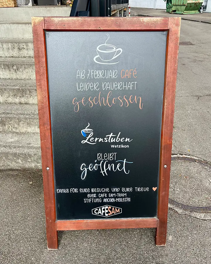 Schiefertafel vor Cafe SAM